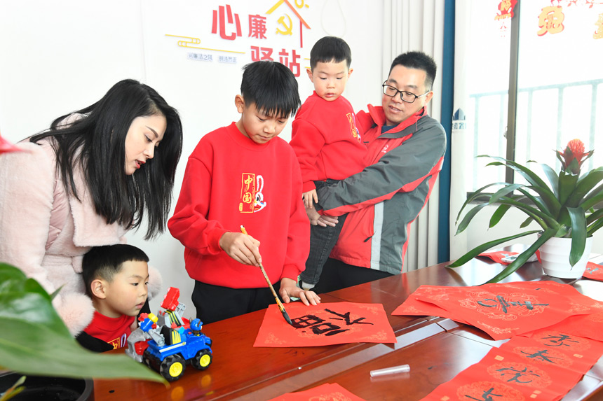 陳南生的大兒子自己寫“?！弊?。 劉凱攝