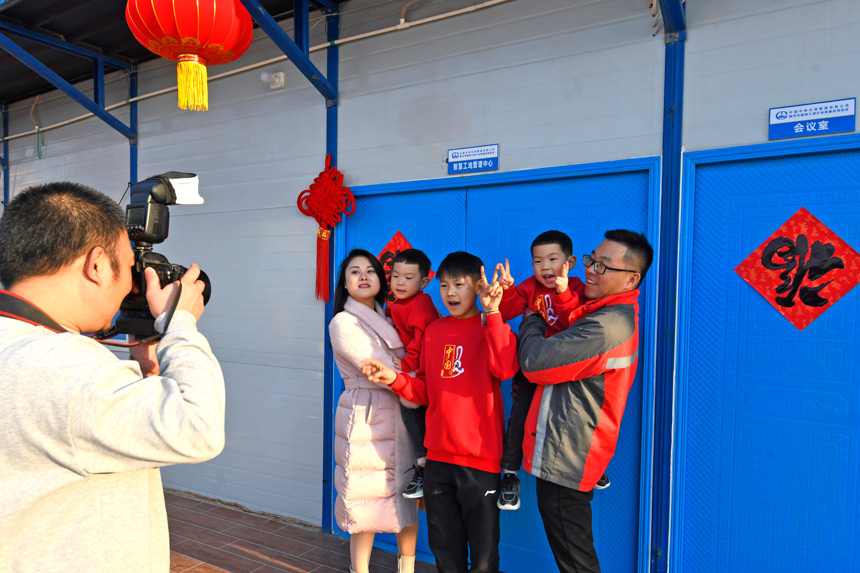 拍一張全家福，留一份美好記憶。劉凱攝