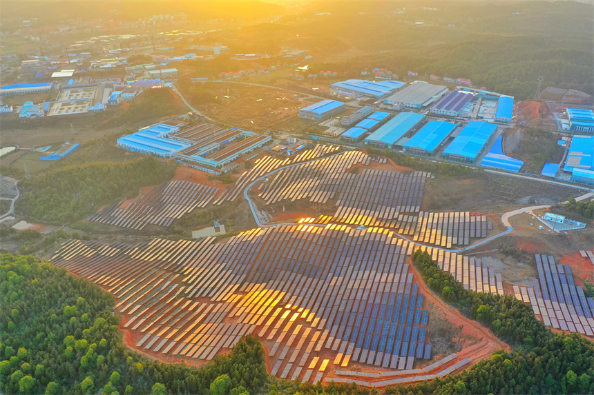 航拍蘆溪縣蘆溪鎮路行村光伏產業基地。許安萍攝