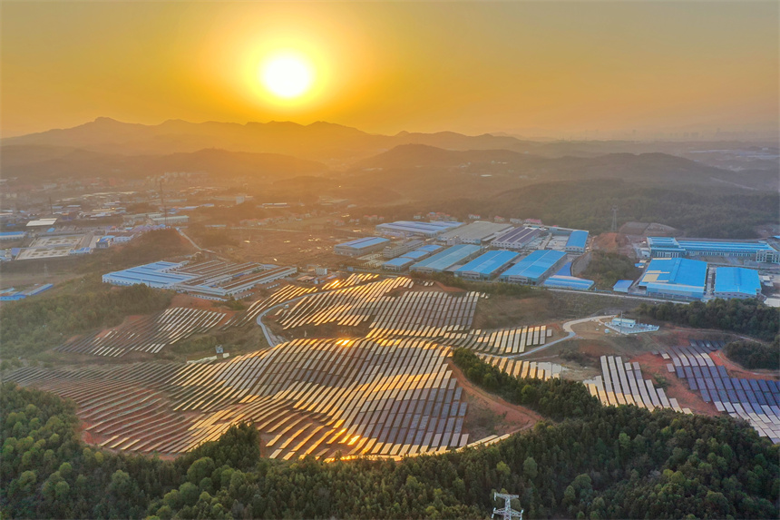 航拍蘆溪縣蘆溪鎮路行村光伏產業基地。許安萍攝