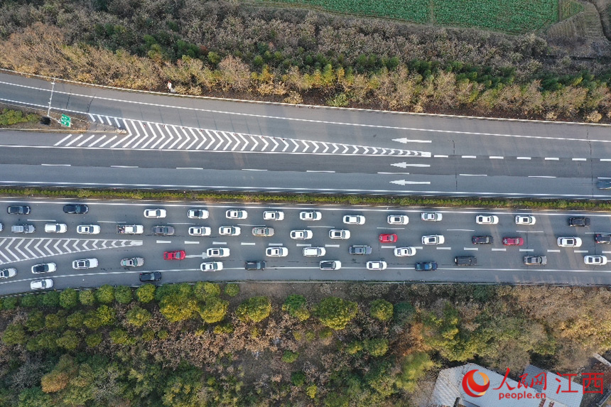 杭瑞高速景德鎮浮梁段（景德鎮往婺源方向）車流量較大，緩行的車輛排起長龍。人民網 時雨攝