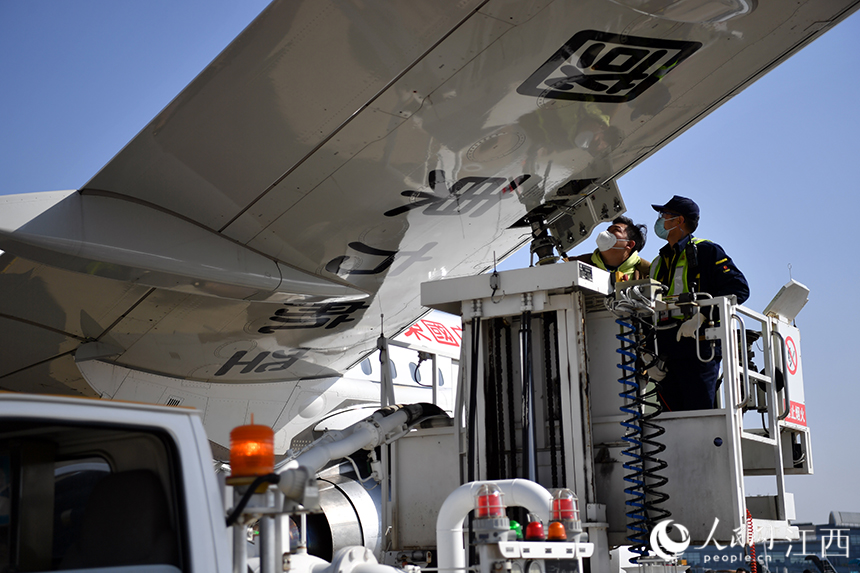 地勤人員正在為C919加注燃油。 人民網 時雨攝