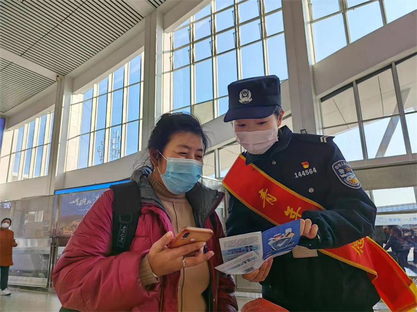 實習民警葉敏幫助旅客答疑解惑。王夢怡攝