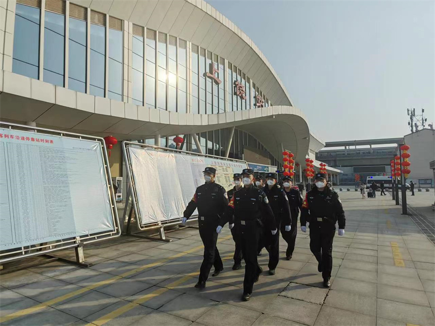 上饒車站派出所民警站區巡邏。王夢怡攝