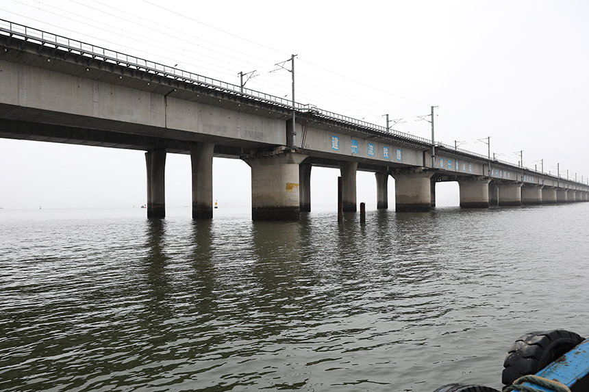 到達作業地點杏林公鐵大橋。程林攝