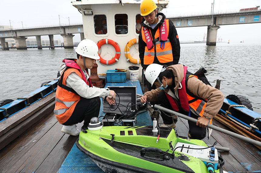 安裝無人船。程林攝