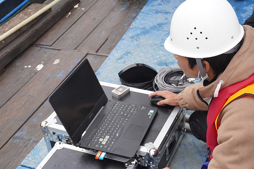 后臺監測。唐驍攝