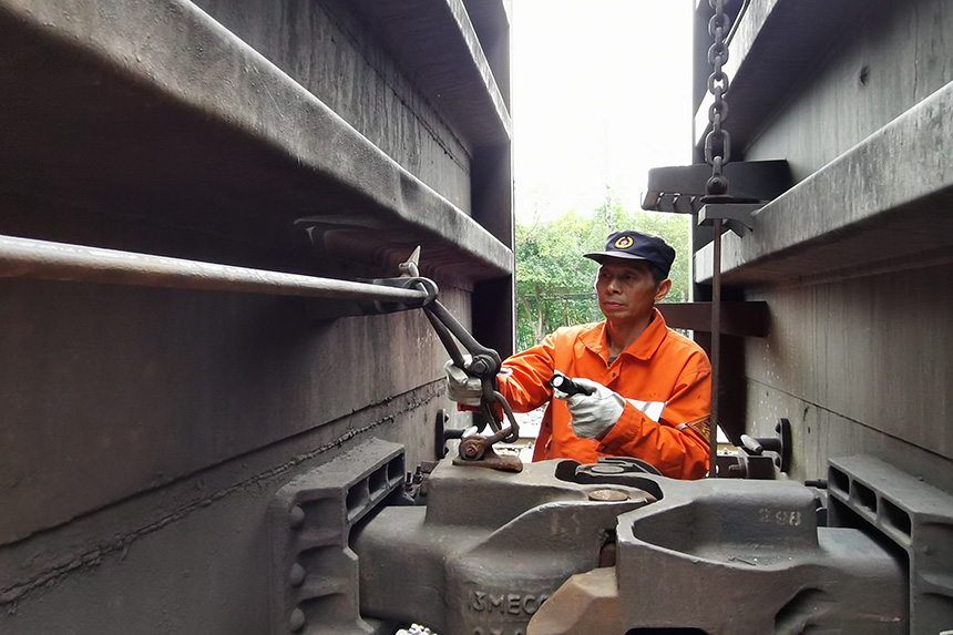 檢車員周志榮正在對提鉤桿座質量進行檢查。王文奇攝