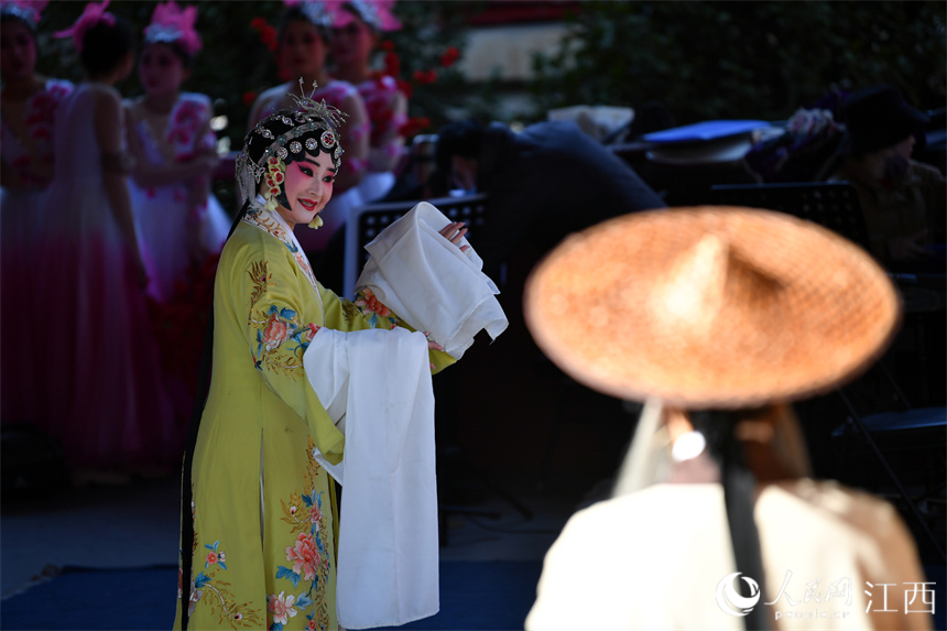 贛劇演員正在戲臺上表演。 人民網 時雨攝
