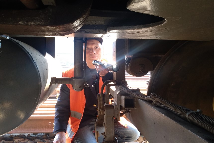 褚丹邱作出車前的檢查確認。陳岷勝攝