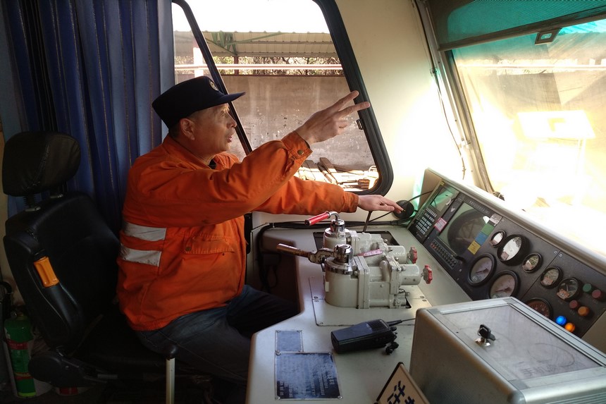 褚丹邱確認機車信號。陳岷勝攝