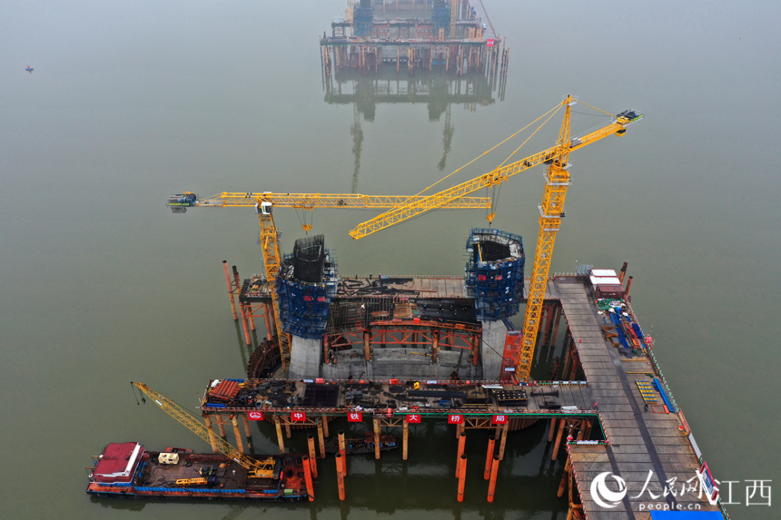 元宵節當天，航拍洪州大橋施工現場。 人民網 時雨攝