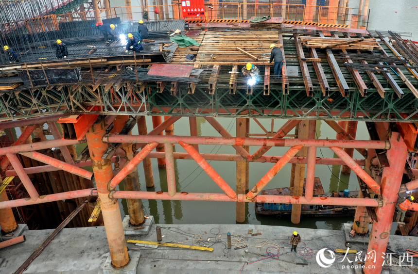 施工人員放棄元宵節與家人團聚的機會，奮戰在施工一線。 人民網 時雨攝