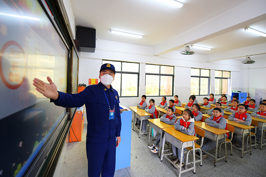 學生正在進行安全教育開學第一課。