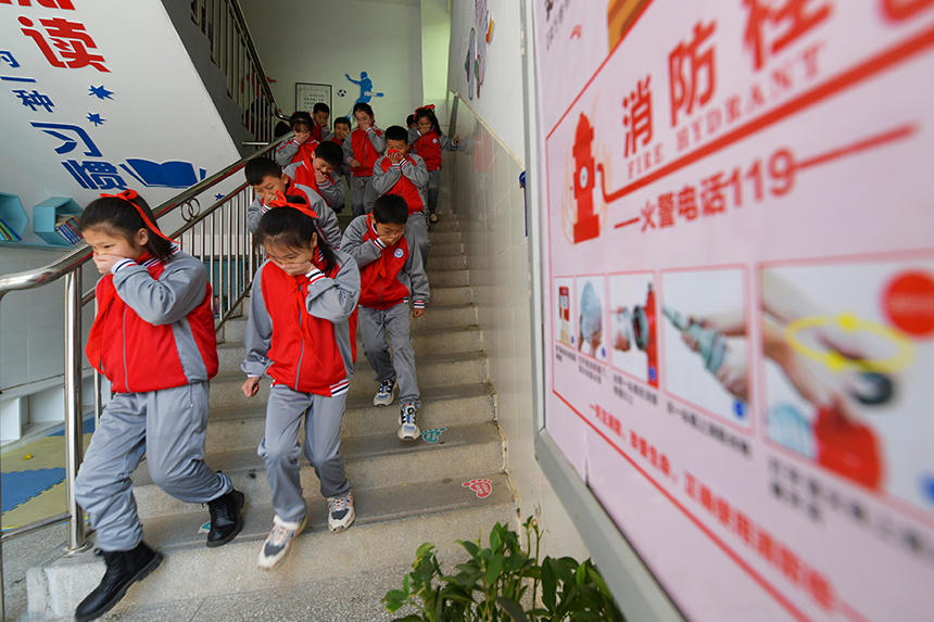 學生正在進行安全教育開學第一課。