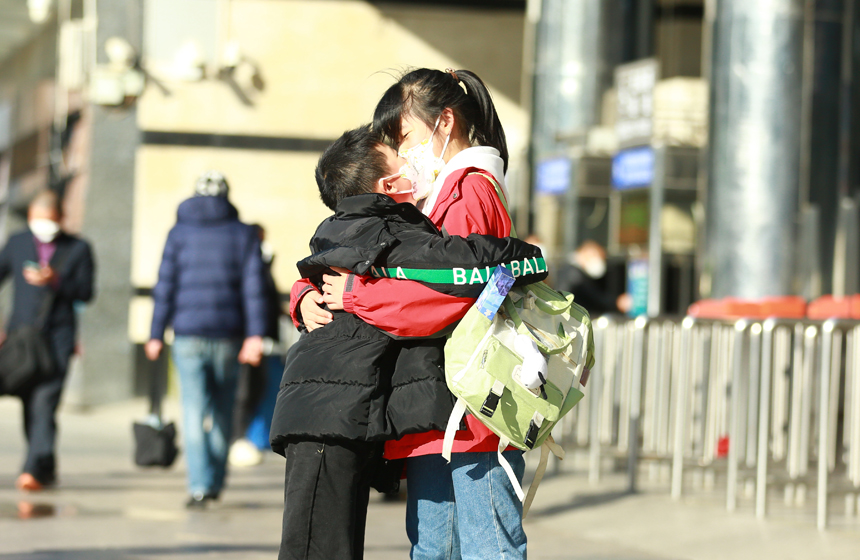 進站前，姐弟兩相擁在一起。陸瑤攝