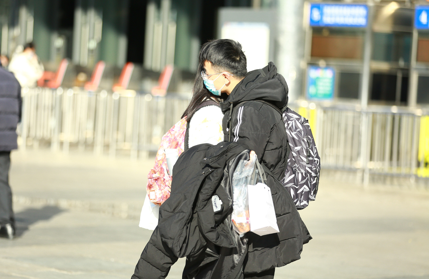 一對戀人在站前廣場相擁難舍難分。陸瑤攝