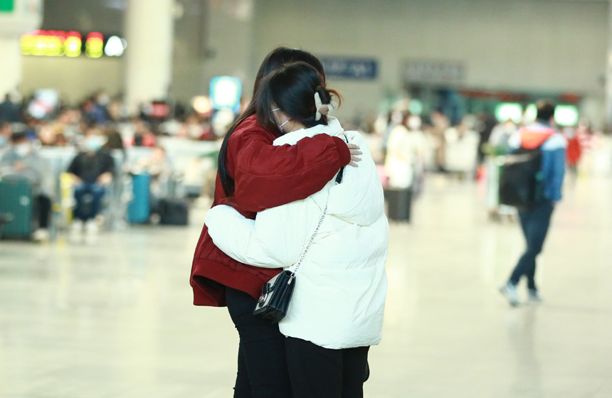一起候車的小姐妹要走向不同車次了，兩人在候車室擁抱告別。陸瑤攝