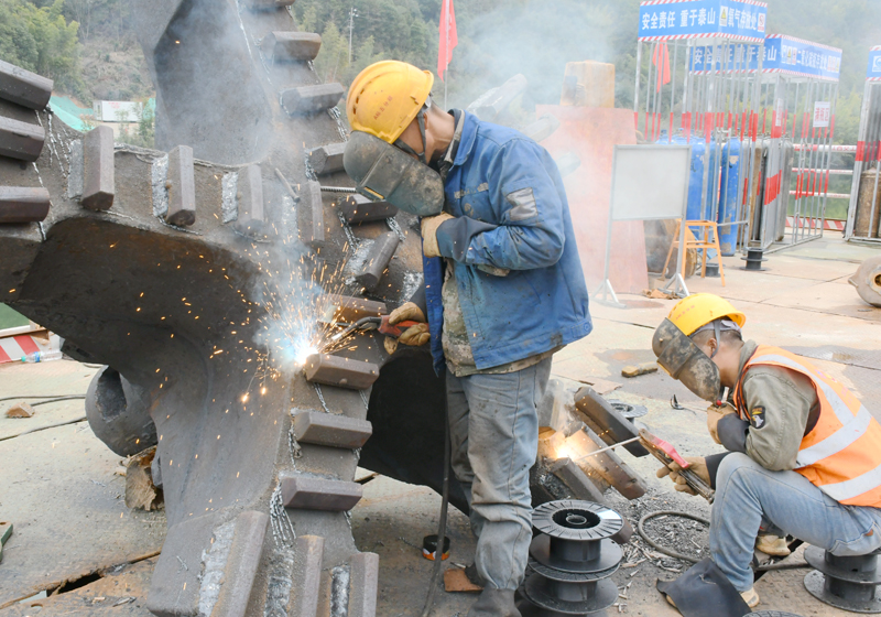 隧大高速是江西省重點工程建設項目，春節期間各控制性工程工點照常正常施工，確保全年建設目標任務。 寧儒攝