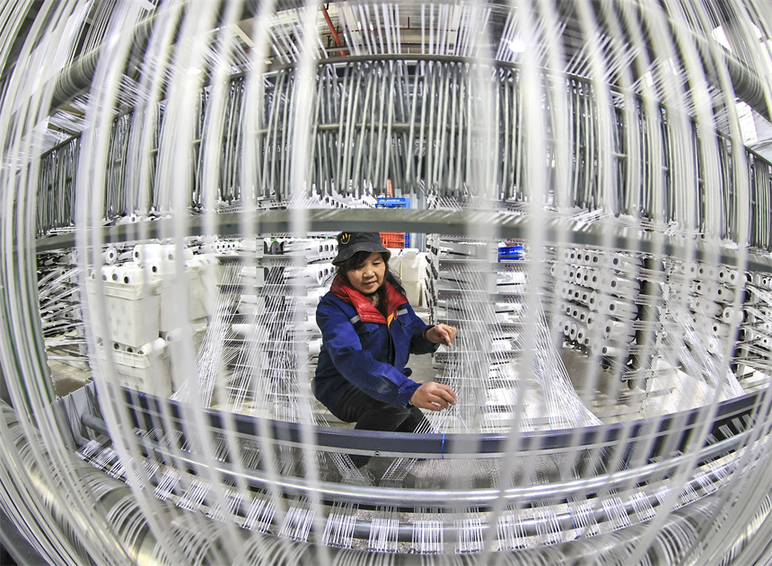 工人們正鉚足干勁趕制訂單。吳江攝