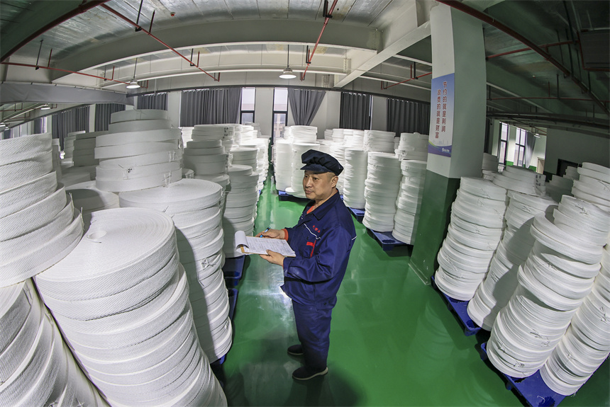 工人們正鉚足干勁趕制訂單。吳江攝