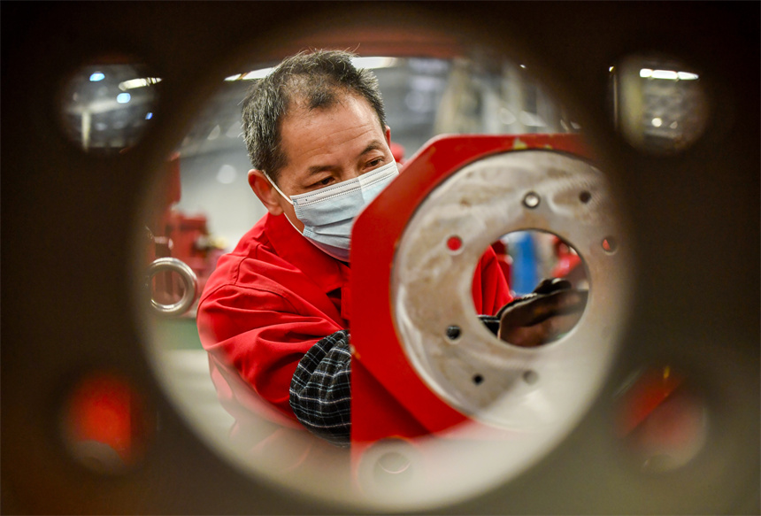 員工正在生產車間趕制銷往海外市場的制動器產品。周亮攝