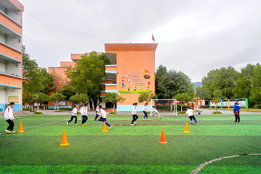 2月13日，在永新縣子珍小學操場上，學生在練習足球。劉秀平攝