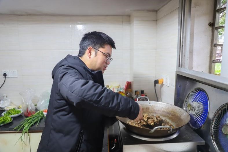 展示廚藝。吳志祥攝