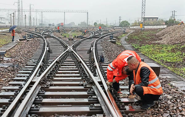 全力保障連續降雨期間的列車安全"/