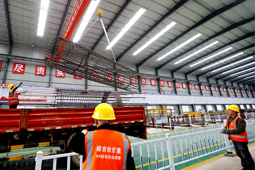 工人在加緊施工，全力推進項目建設進度。?陳福平攝