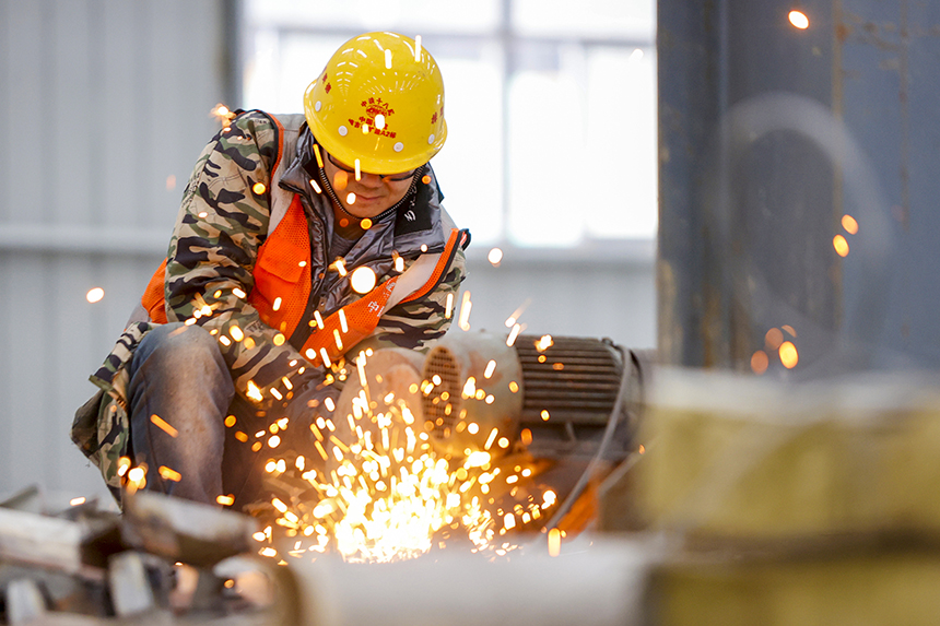 工人在加緊施工，全力推進項目建設進度。?陳福平攝