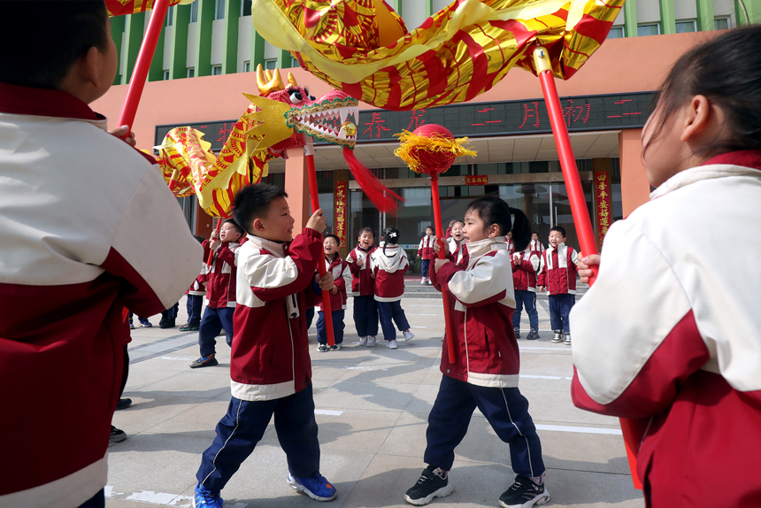 孩子們進行舞龍游戲。何賤來攝