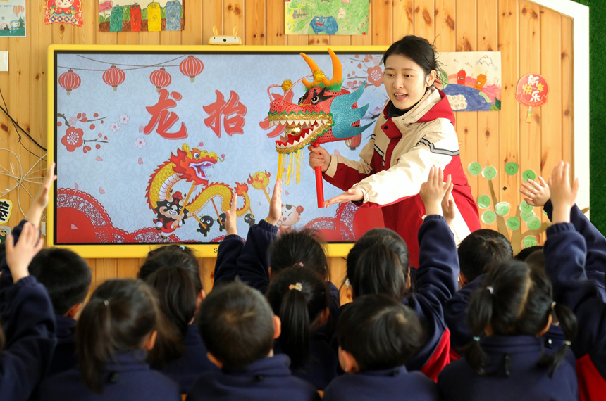 2月20日，宜豐第二幼兒園開展“龍知識”搶答賽，迎接農歷二月初二 “龍頭節”。何賤來攝