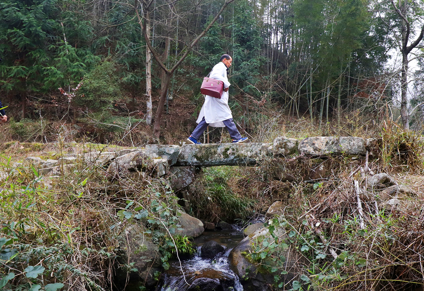鐘樹新奔走在出診的山路上。何賤來攝
