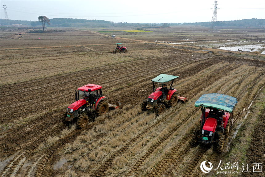 在江西省豐城市的農田里，“鐵?！贝┧?，為春播做好準備。 人民網 時雨攝