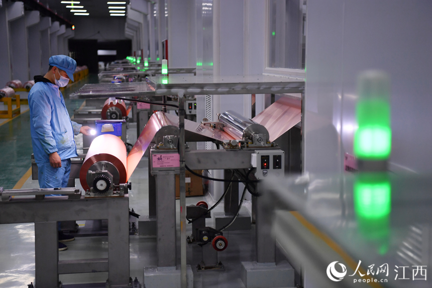 循環經濟產業園內的企業車間正在生產超薄電子銅箔。 人民網 時雨攝
