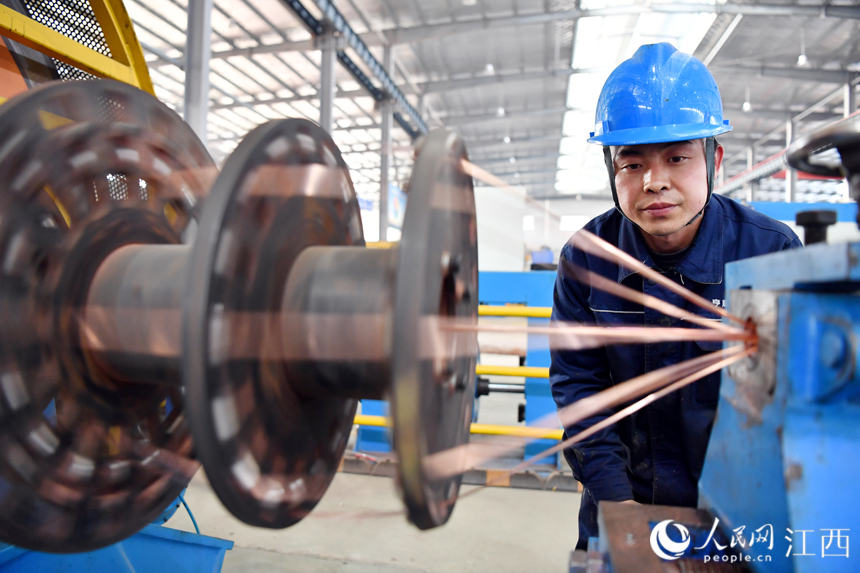 循環經濟產業園一家再生銅加工企業內，工人正在生產線上操作。 人民網 時雨攝