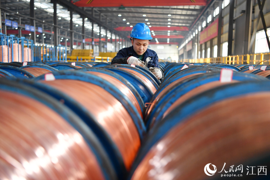 循環經濟產業園一家再生銅加工企業內，工人正在檢查下線的產品。 人民網 時雨攝