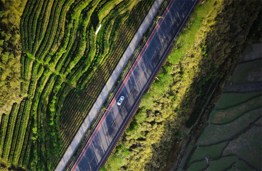 四通八達的公路路網串聯起青山綠水，美不勝收。徐斌攝