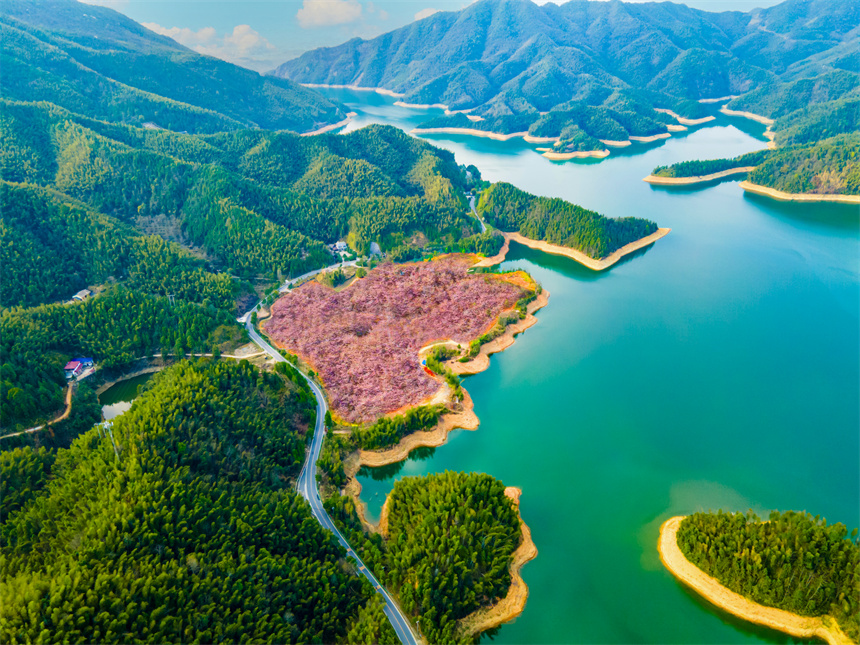 四通八達的公路路網串聯起青山綠水，美不勝收。徐斌攝