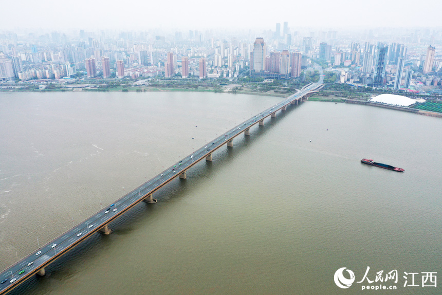 25日贛江南昌段實況，裸露的灘涂被淹沒在水下。人民網 時雨攝