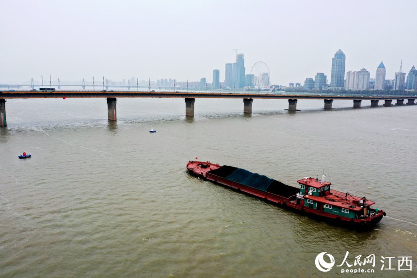25日贛江南昌段實況，裸露的灘涂被淹沒在水下。人民網 時雨攝