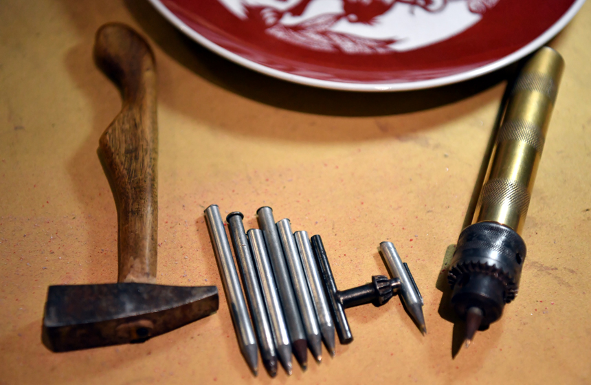 李強刻瓷所用的錘子和“金剛鉆”。 人民網 時雨攝