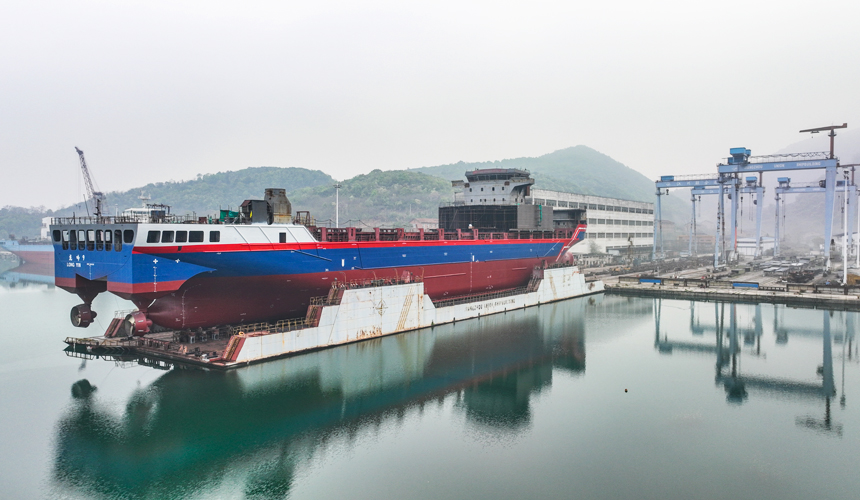 “龍吟9”號全長155米，寬23.2米，續航能力為60天，最大航速15節，一次性載纜量可達10000噸，可以一次性完成從中國跨越太平洋的海底光纜鋪設。江西江州聯合造船有限責任公司供圖