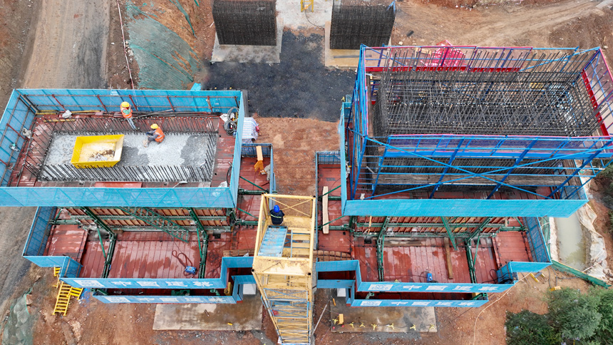 長燕大橋采用先進的爬模施工工藝。寧儒攝