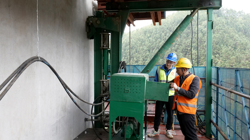 技術人員操作液壓系統提升模板和作業平臺。寧儒攝