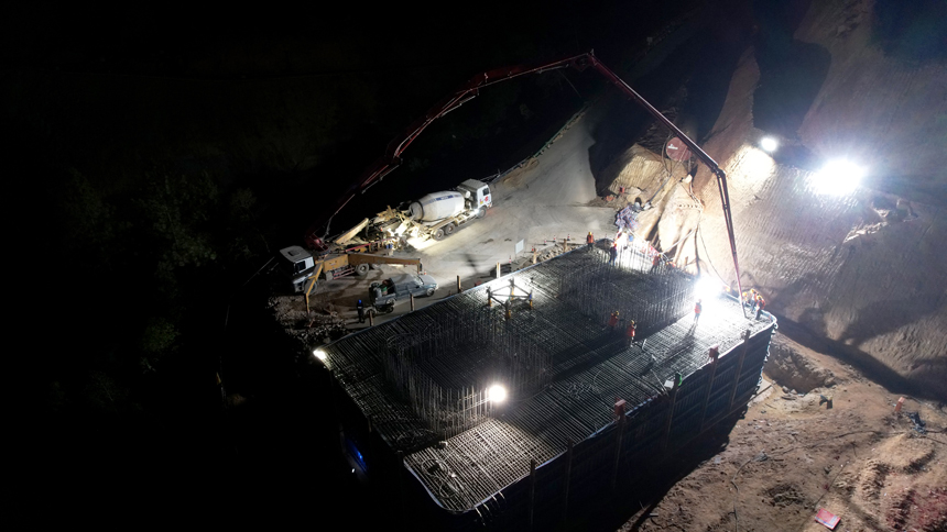 上猶江特大橋承臺澆筑。但歡歡攝