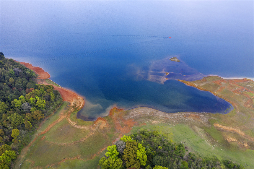 樟樹市店下鎮店下水庫清澈如鏡，秀美如畫。周亮攝