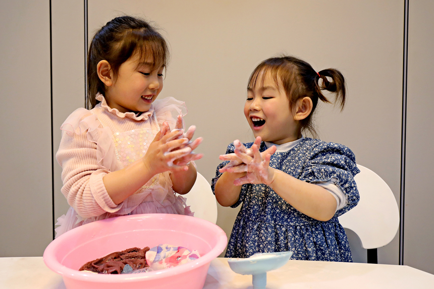 宜豐縣第二幼兒園（崇文園）小朋友回家練習老師教的洗手方法。何賤來攝
