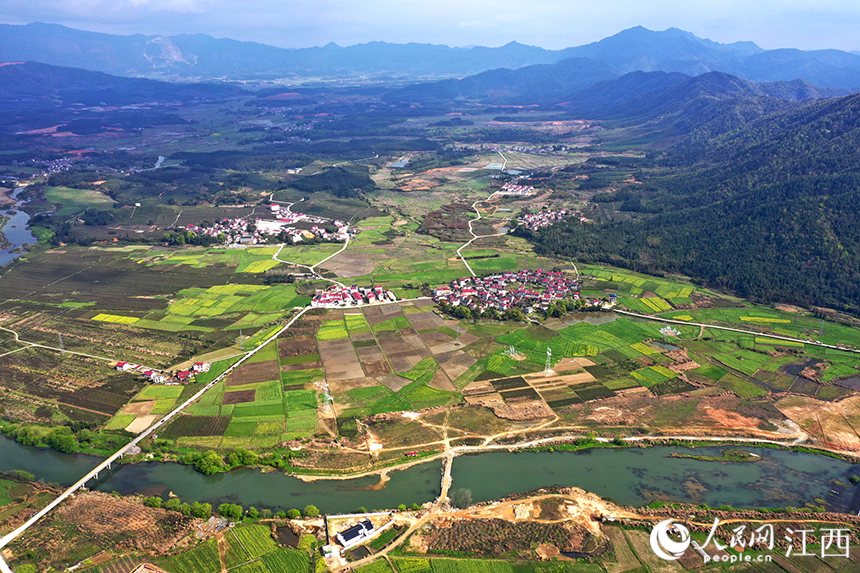 航拍鏡頭下，寒溪村春意十足。 人民網 時雨攝